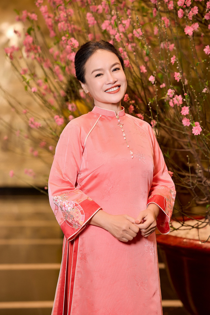 Nghệ sĩ Tú Oanh trẻ trung với áo dài &quot;chuẩn sắc hoa đào&quot; nở rộ ngày đầu năm