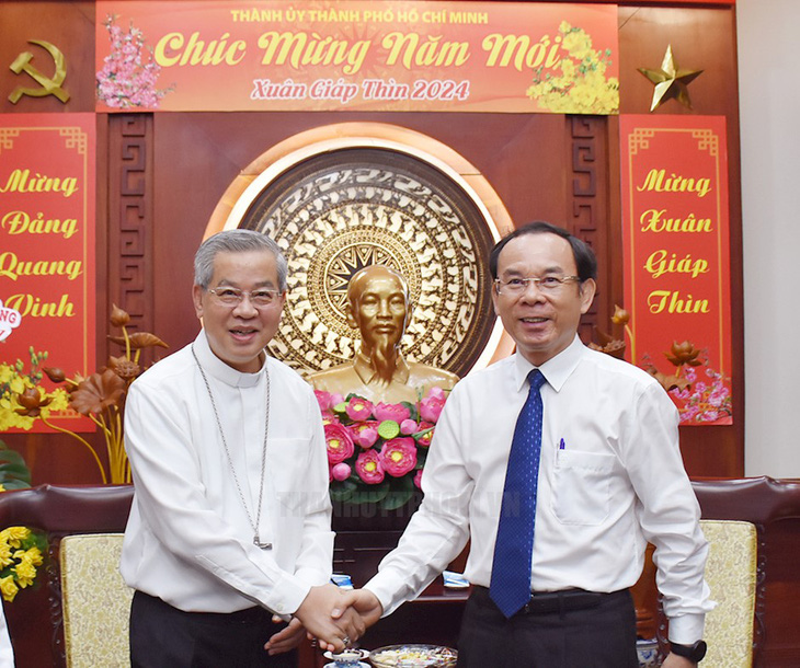 Bí thư Thành ủy TP Nguyễn Văn Nên tiếp Tổng giám mục Nguyễn Năng - Ảnh: THÀNH ỦY TP.HCM