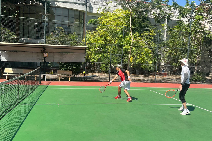 Rủ nhau chơi quần vợt rèn sức khỏe dịp Tết - Ảnh: YẾN TRINH
