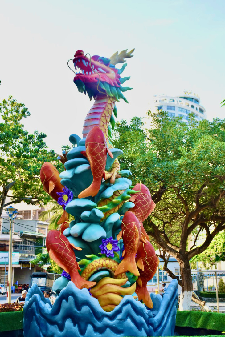 Cá chép hóa rồng ở Nha Trang 'hồi sinh' sau vụ cháy- Ảnh 2.