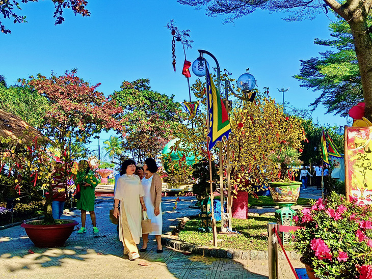 Nhiều người dân, du khách đến Hội hoa xuân Nha Trang để tham quan, chụp ảnh - Ảnh: MINH CHIẾN