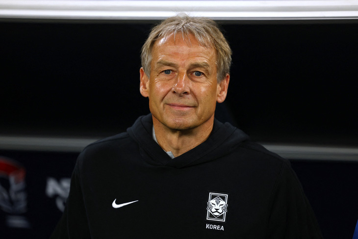 HLV Jurgen Klinsmann động viên các cầu thủ Hàn Quốc thi đấu hết mình - Ảnh: REUTERS