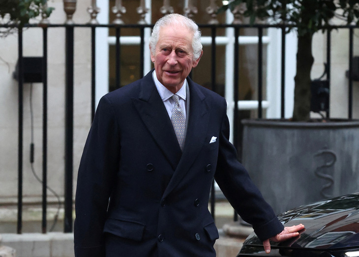Vua Charles của Anh rời Bệnh viện London Clinic sau khi tiếp nhận điều trị chứng phì đại tuyến tiền liệt ngày 29-1 - Ảnh: REUTERS