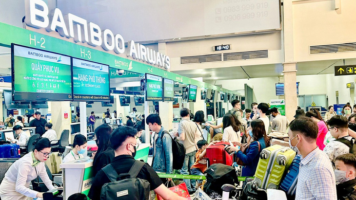 Nhân viên check-in Bamboo Airways là người của hãng Pacific Airlines - Ảnh: CÔNG TRUNG