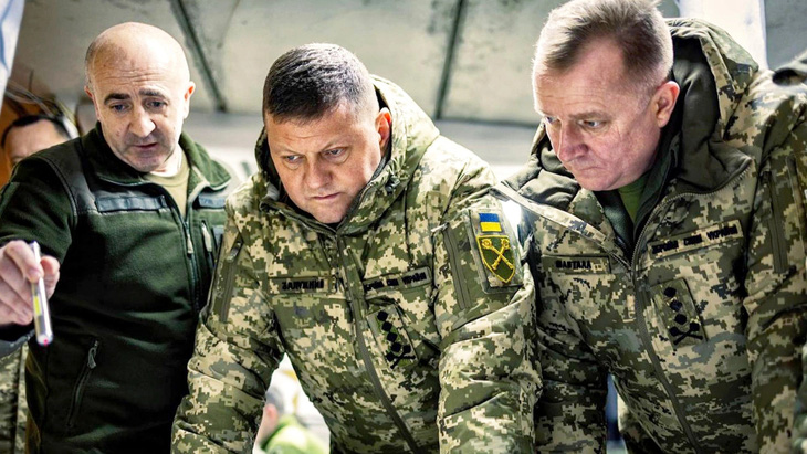 Tướng Valery Zaluzhny (giữa) có tỉ lệ ủng hộ còn cao hơn Tổng thống Ukraine Volodymyr Zelensky trong một số thăm dò - Ảnh: Kiev Independent