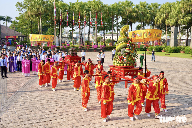 Lễ dâng cúng bánh tét Quốc Tổ Hùng Vương là một trong những hoạt động quan trọng diễn ra hằng năm tại Đền tưởng niệm các Vua Hùng - Ảnh: HỮU HẠNH
