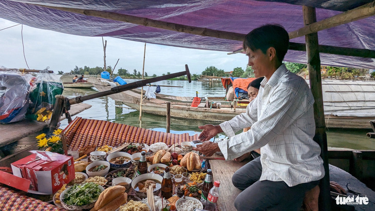 Xóm vạn đò nhỏ trên phá Tam Giang cùng ngồi lại với nhau sau một năm đánh bắt cá tôm để chúc nhau sớm hoàn thành ước nguyện “lên bờ” - Ảnh: NHẬT LINH