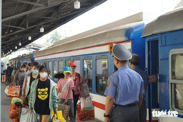 Người dân đi tàu tại ga Sài Gòn - Ảnh: ĐỨC PHÚ
