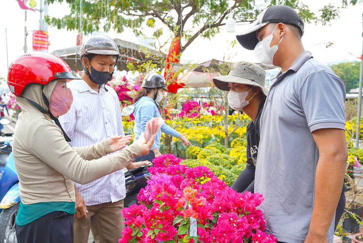 Người dân tham quan, mua cây kiểng ở chợ hoa xuân Trên bến dưới thuyền (TP.HCM) - Ảnh: PHƯƠNG QUYÊN