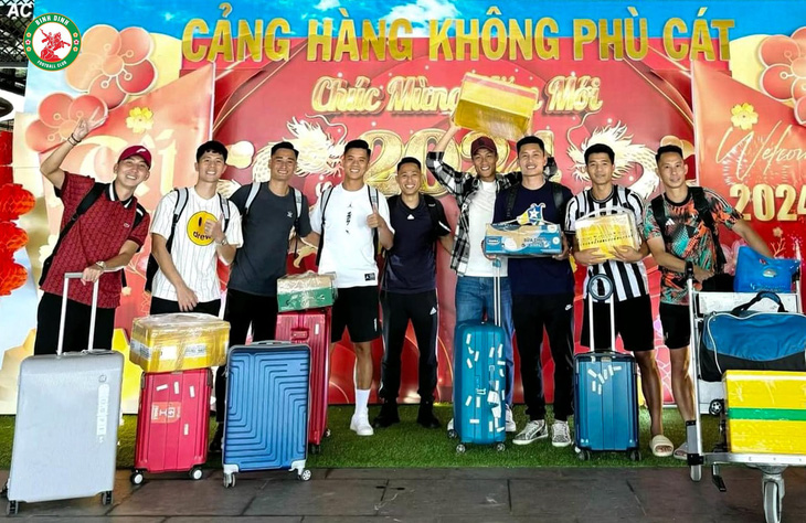Cầu thủ Bình Định hào hứng chia tay nhau ở sân bay Phù Cát để về quê ăn Tết - Ảnh: BÌNH ĐỊNH FC