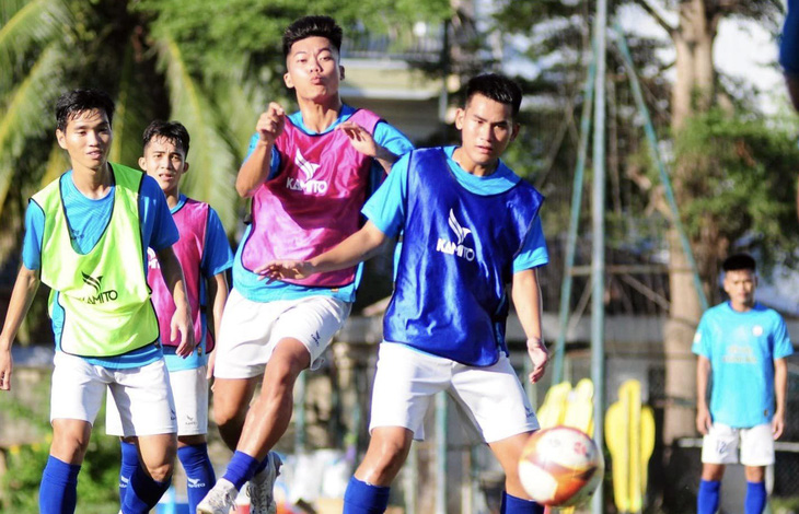 CLB Khánh Hòa tập luyện vào sáng 6-2 - Ảnh: KHÁNH HÒA FC