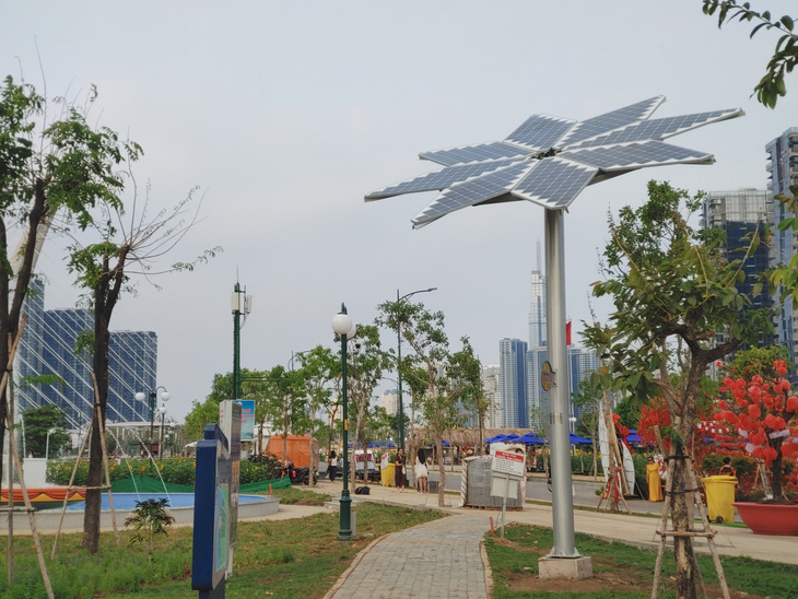Cận cảnh cây solar hướng dương cung cấp năng lượng sạch cho công viên - Ảnh: H.K 
