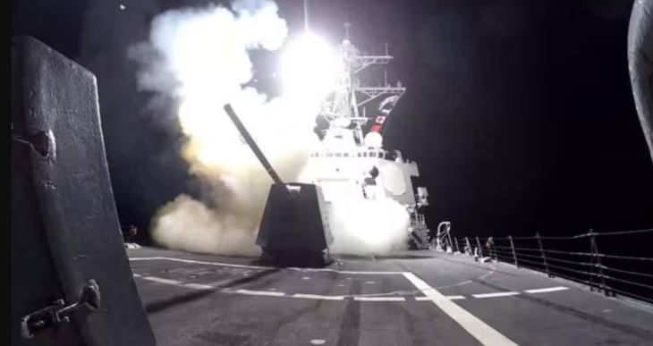 Tên lửa hành trình Tomahawk được phóng từ tàu khu trục tên lửa dẫn đường lớp Arleigh Burke USS Gravely của hải quân Mỹ, hướng về phía Houthi ở Yemen, ngày 3-2 - Ảnh: REUTERS