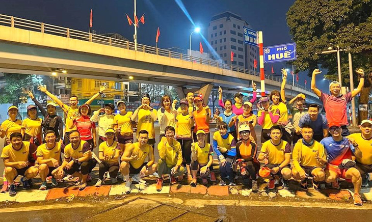 Các thành viên CLB Times Runners tham gia chạy vẽ rồng cùng anh Nguyễn Ngọc Tiến - Ảnh: FBNV