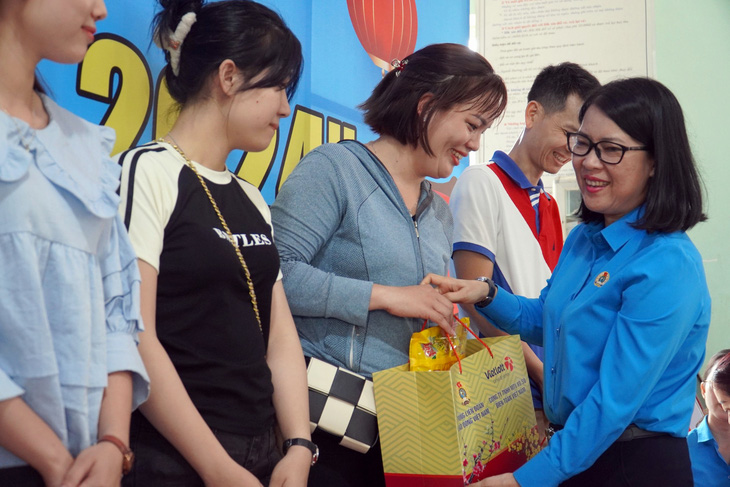 Chủ tịch Liên đoàn Lao động tỉnh Đồng Nai trao quà cho công nhân lao động trước khi lên tàu về quê đón Tết cùng gia đình - Ảnh: A LỘC