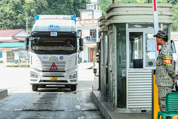 Xe hàng container chờ xuất khẩu sang Trung Quốc tại khu vực cửa khẩu Tân Thanh, Lạng Sơn - Ảnh: HÀ QUÂN