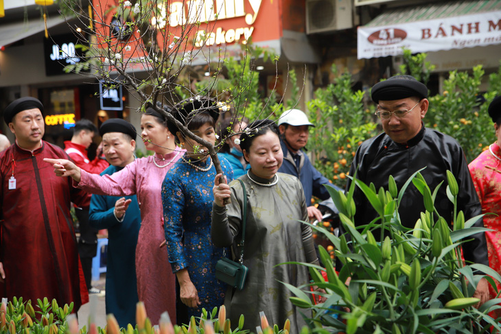 Đi chợ hoa Hàng Lược là một truyền thống của Tết xưa người Hà Nội  - Ảnh: Vũ Tài