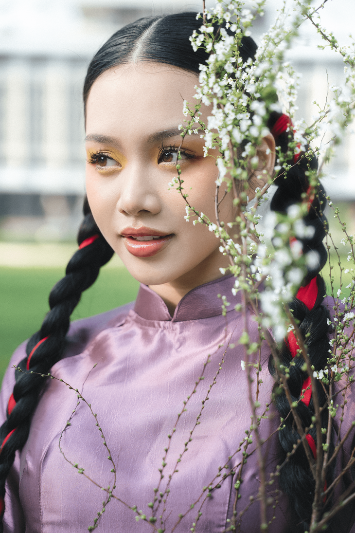Trong vài năm trở lại đây, giới trẻ Việt Nam đã thể hiện sự sáng tạo không giới hạn khi thỏa sức biến tấu áo dài truyền thống, cũng như 