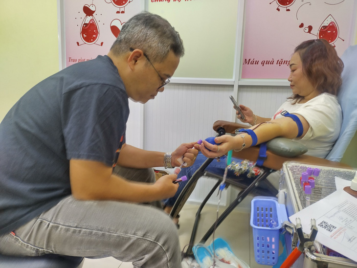 Chị Giang (TP Thủ Đức) cứ mỗi 3 tháng lại cùng đồng nghiệp đến hiến máu tại điểm hiến máu vệ tinh Hội Bảo trợ bệnh nhân nghèo TP.HCM - Ảnh: CÔNG DŨNG 