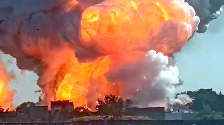 Khói lửa bốc lên trong vụ nổ tại nhà máy sản xuất pháo hoa ở Harda, bang Madhya Pradesh, Ấn Độ - Ảnh: PRESS TRUST OF INDIA