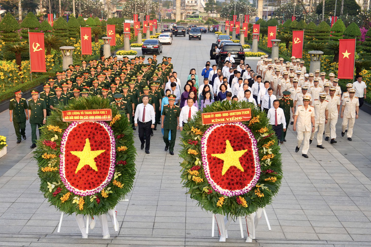 Đoàn đại biểu TP.HCM dâng hoa tưởng niệm các anh hùng liệt sĩ tại Nghĩa trang liệt sĩ TP.HCM - Ảnh: HỮU HẠNH