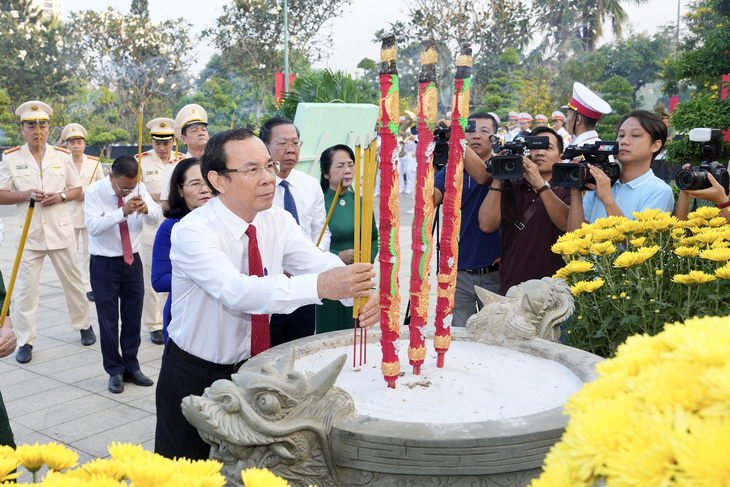 Bí thư Thành ủy TP.HCM Nguyễn Văn Nên dâng hương tưởng niệm các anh hùng liệt sĩ - Ảnh: HỮU HẠNH 