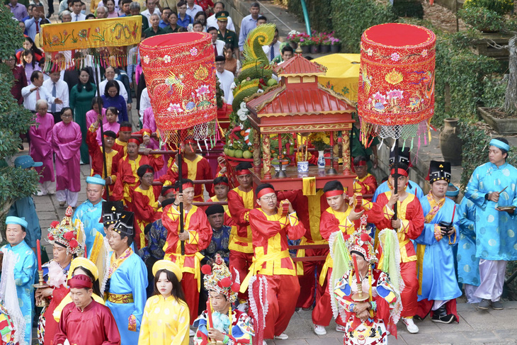 Đoàn đại biểu TP dự lễ dâng bánh tét Quốc Tổ Hùng Vương và Đức Lễ Thành hầu Nguyễn Hữu Cảnh - Ảnh: HỮU HẠNH