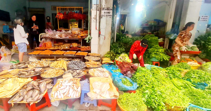 Gian hàng cá khô và rau nhiều món đồng quê ở chợ Bình Trị Đông, Bình Tân - Ảnh: MẠNH DŨNG
