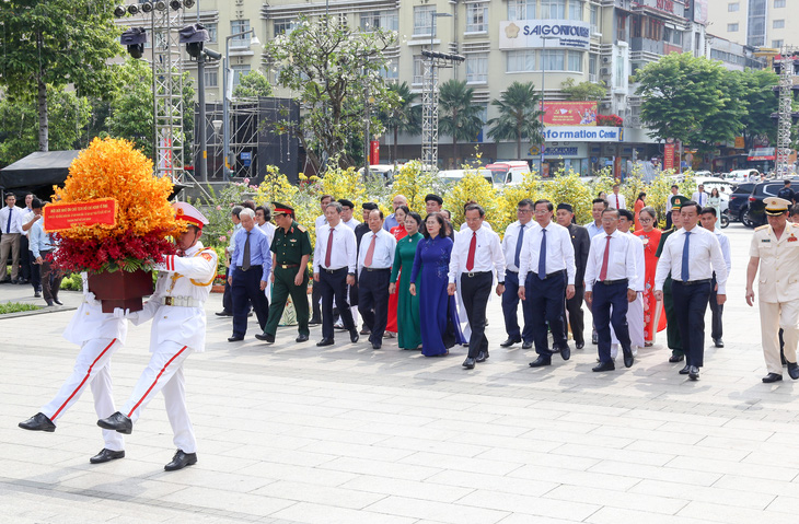 Đoàn đại biểu dâng hoa tượng đài Chủ tịch Hồ Chí Minh tại đường đi bộ Nguyễn Huệ - Ảnh: THẢO LÊ 