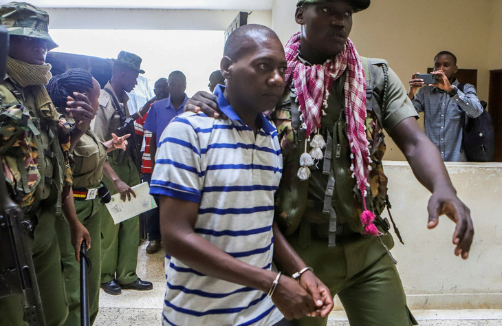 Paul Mackenzie, thủ lĩnh giáo phái người Kenya, trong lần bị đưa đến Tòa án Luật Malindi ở Malindi, Kenya ngày 17-1 - Ảnh: REUTERS