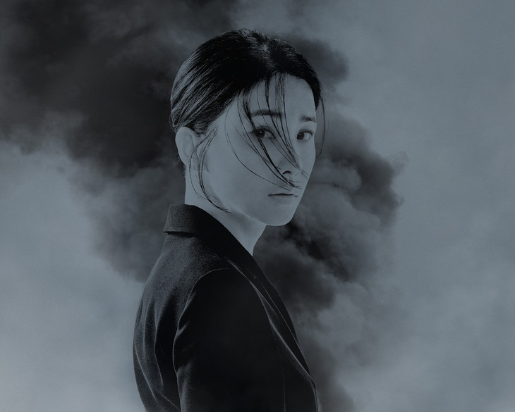 Lee Bo Young lạ lẫm trong poster phim Hide - Ảnh: SOOMPI