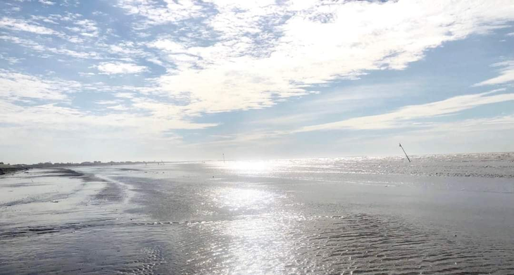 Biển Giao Thủy với những bãi tắm có bờ cát thoai thoải và hiền hòa: biển Giao Phong, biển Bạch Long, biển Quất Lâm, biển Giao Long