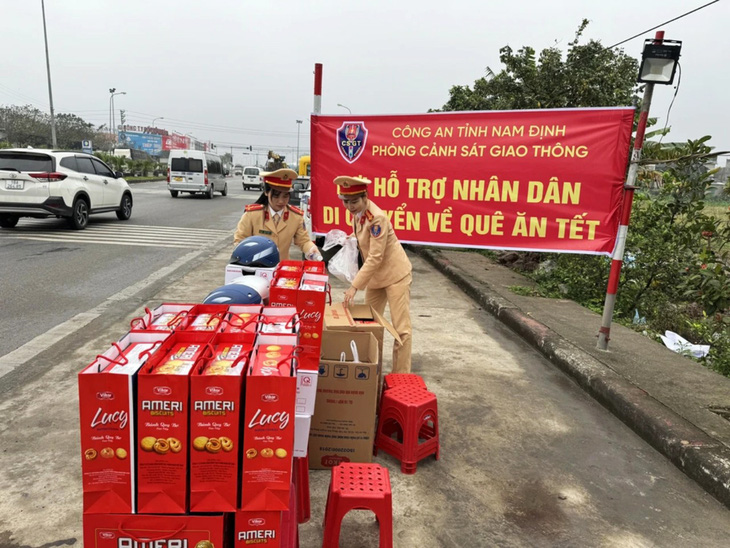 Phòng cảnh sát giao thông Công an tỉnh Nam Định chuẩn bị gần 200 suất quà để dành tặng người đi đường về quê ăn Tết - Ảnh: K. LINH