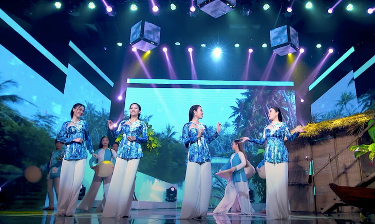 4 cô gái Sen Việt mặc áo bà ba khi hát ca khúc thể hiện thương nhớ miền đất Nam Bộ của tác giả