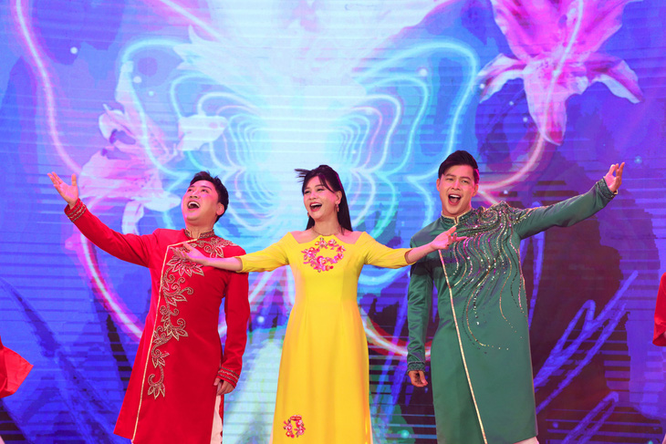 Từ trái qua: Don Nguyễn, Cát Phượng, Mai Thanh Tú thể hiện ca khúc 