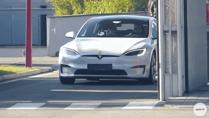 Xe Tesla bất ngờ chạy ra từ trong nhà máy Ferrari - Ảnh: Varryx/YouTube