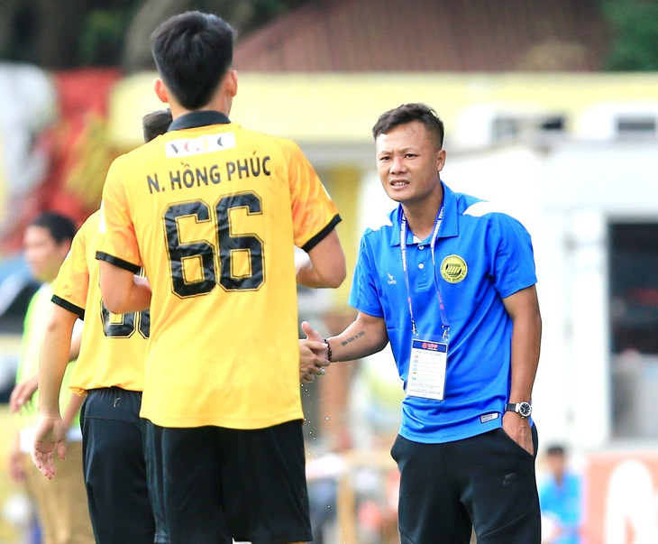 HLV Thành Lương trong màu áo Hòa Bình FC - Ảnh: HB FC