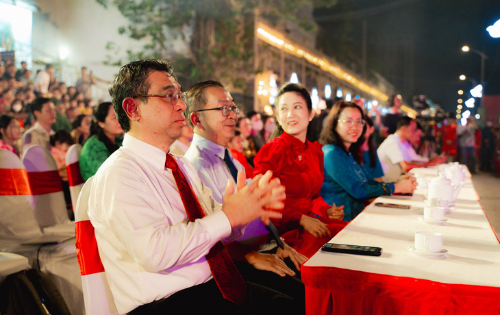 Ông Nguyễn Phước Lộc - phó bí thư Thành ủy TP.HCM - tham dự đêm diễn - Ảnh: NGUYỄN THANH HIỆP