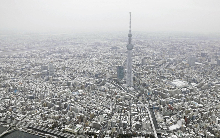 Ảnh chụp từ trực thăng của Hãng tin Kyodo vào sáng 6-2 cho thấy tuyết rơi ở Tokyo, Nhật Bản - Ảnh: KYODO