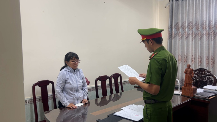 Bà Hồng, chủ tiệm vàng Kim Hồng Phát ở xã biển Bình Châu, bị khởi tố, bắt tạm giam để điều tra hành vi lừa đảo chiếm đoạt tài sản - Ảnh: Công an Quảng Ngãi
