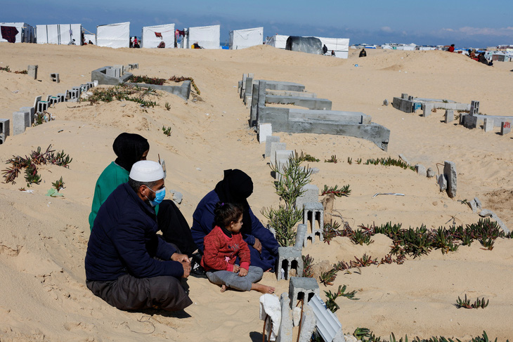 Những người Palestine di tản trú ẩn trong một nghĩa trang ở Rafah, phía nam Dải Gaza, ngày 5-2, giữa cảnh xung đột đang diễn ra giữa Israel và Hamas - Ảnh: REUTERS
