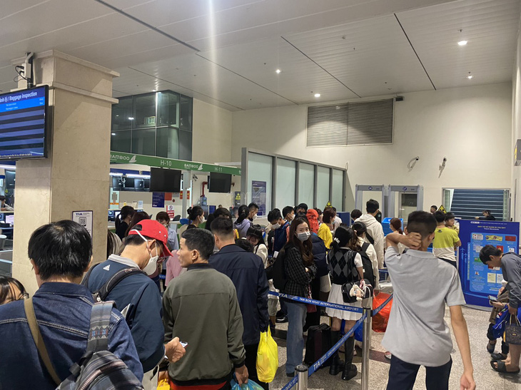 Hành khách xếp hàng chờ vào lối soi chiếu được mở thêm tại khu vực sảnh A (quầy làm thủ tục của Bamboo Airways) ở Tân Sơn Nhất - Ảnh: C.LINH
