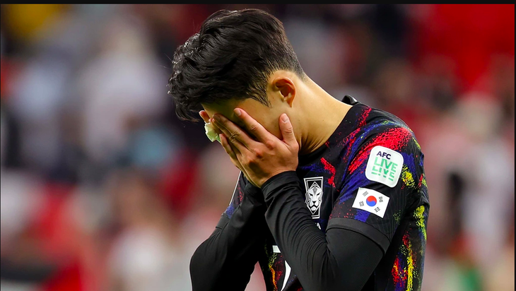 Son Heung Min khóc khi tuyển Hàn Quốc bị Jordan loại khỏi Asian Cup 2023 - Ảnh: REUTERS