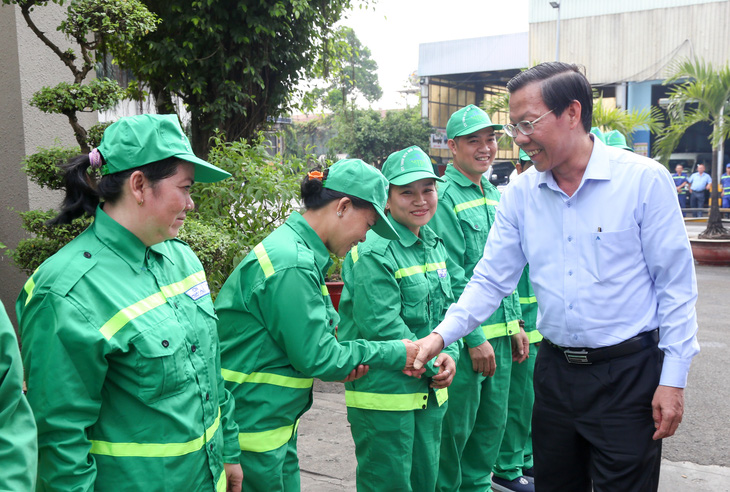 Chủ tịch UBND TP.HCM Phan Văn Mãi động viên các nữ nhân viên - Ảnh: THẢO LÊ 