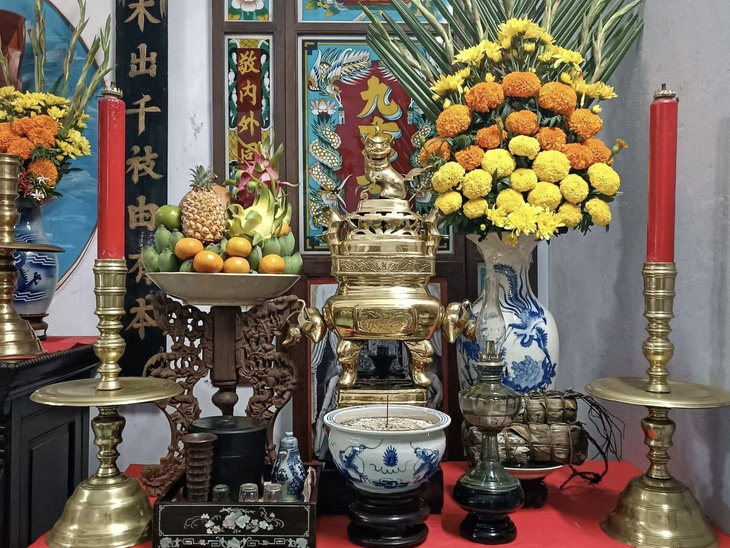 Bàn thờ chưng theo kiểu cách Nam Bộ ngày nay - Ảnh: Nguyễn Hữu Kiệm - Đại Nam Hội quán