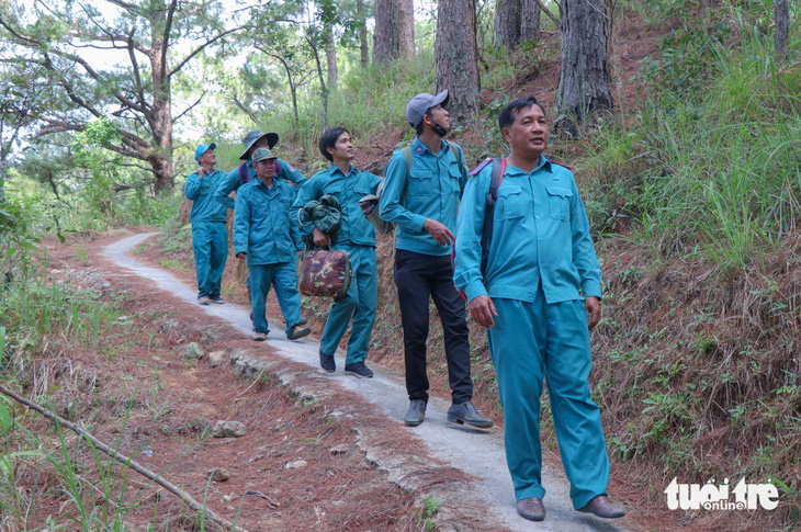 Những ngày cận Tết giáp Thìn 2024, nhân viên Ban quản lý rừng phòng hộ Krông Pha tăng cường tuần tra, kiểm soát để ngăn chặn kịp thời tình trạng tái lấn chiếm đất rừng - Ảnh: DUY NGỌC