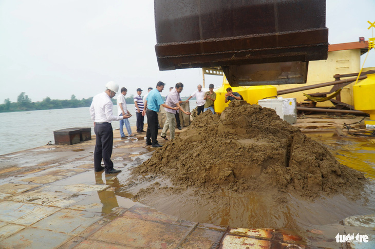 Mỏ cát hơn 1,3 triệu m3 trên sông Tiền, đoạn qua tỉnh Đồng Tháp vừa được đưa vào khai thác nhằm phục vụ cao tốc Bắc - Nam phía Đông