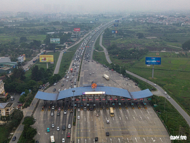 Đoạn ùn tắc tại cửa ngõ phía nam thành phố kéo dài tới khu vực trạm thu phí tại huyện Thanh Trì - Ảnh: HỒNG QUANG