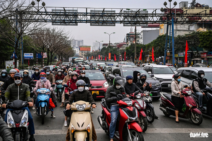 Người dân rời Hà Nội về quê nghỉ Tết, ùn tắc ở các cửa ngõ, mưa rét gây thêm khó khăn- Ảnh 8.
