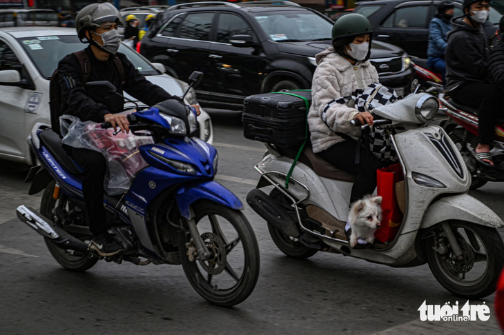 Người dân rời Hà Nội về quê nghỉ Tết, ùn tắc ở các cửa ngõ, mưa rét gây thêm khó khăn- Ảnh 9.